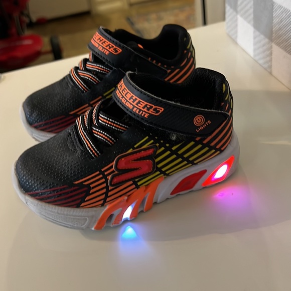 Toddler sketchers light up sneakers - Picture 6 of 6